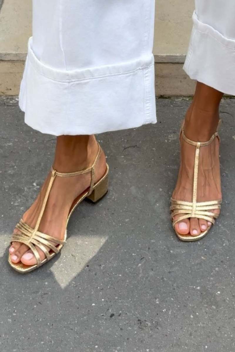 Alba | Sandalias doradas: elegancia para el día a día